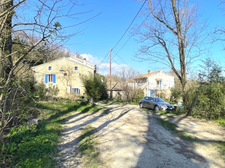 Propriété composée de 2 maisons + dépendances